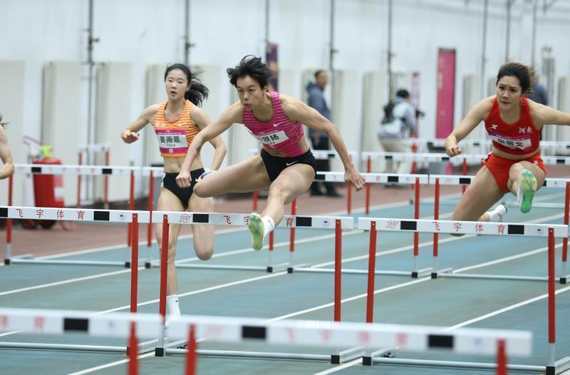 十五运会女子100米栏冠军刘景扬(中)状态出色