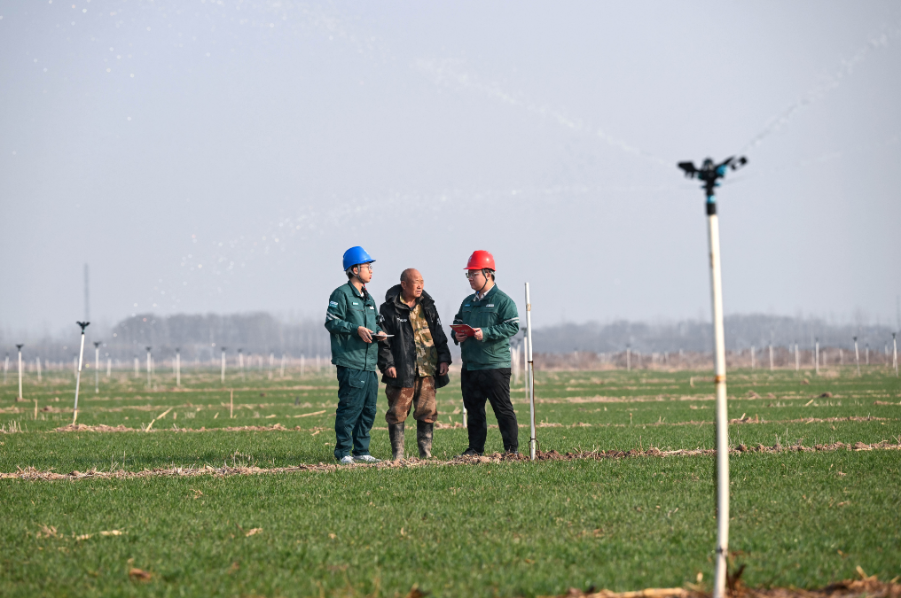 国网衡水供电公司员工深入田间地头，向农户普及安全用电知识。（闫学诗 摄）