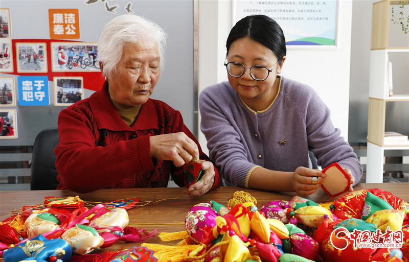 非遗传承人现场教授非遗技艺