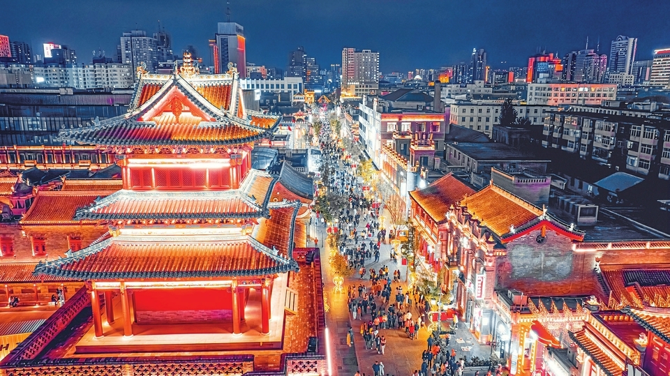 2025年国庆假期的钟楼街夜景,让人流连忘返。太原钟楼街管理中心供图