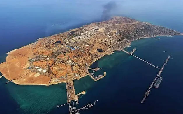 局势再升级!美国炸了伊朗这个重要岛屿,还准备夺岛?