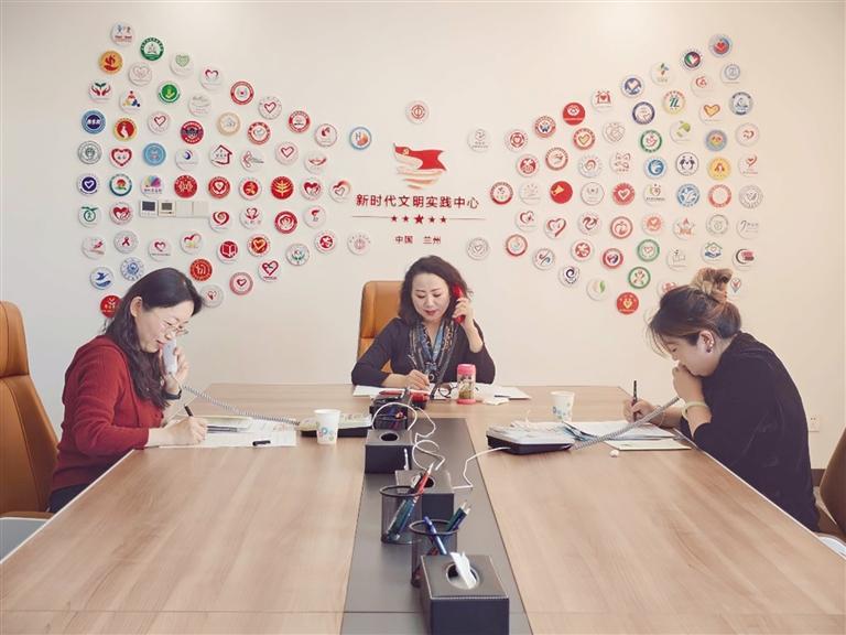 市消费者协会工作人员值守本报热线
