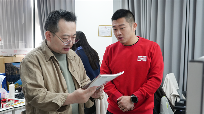 资深媒体人李智勇到访荣恒 共话高中教育新趋势