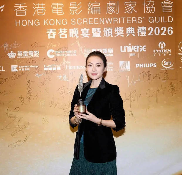 章子怡手捧奖杯，气质在线。