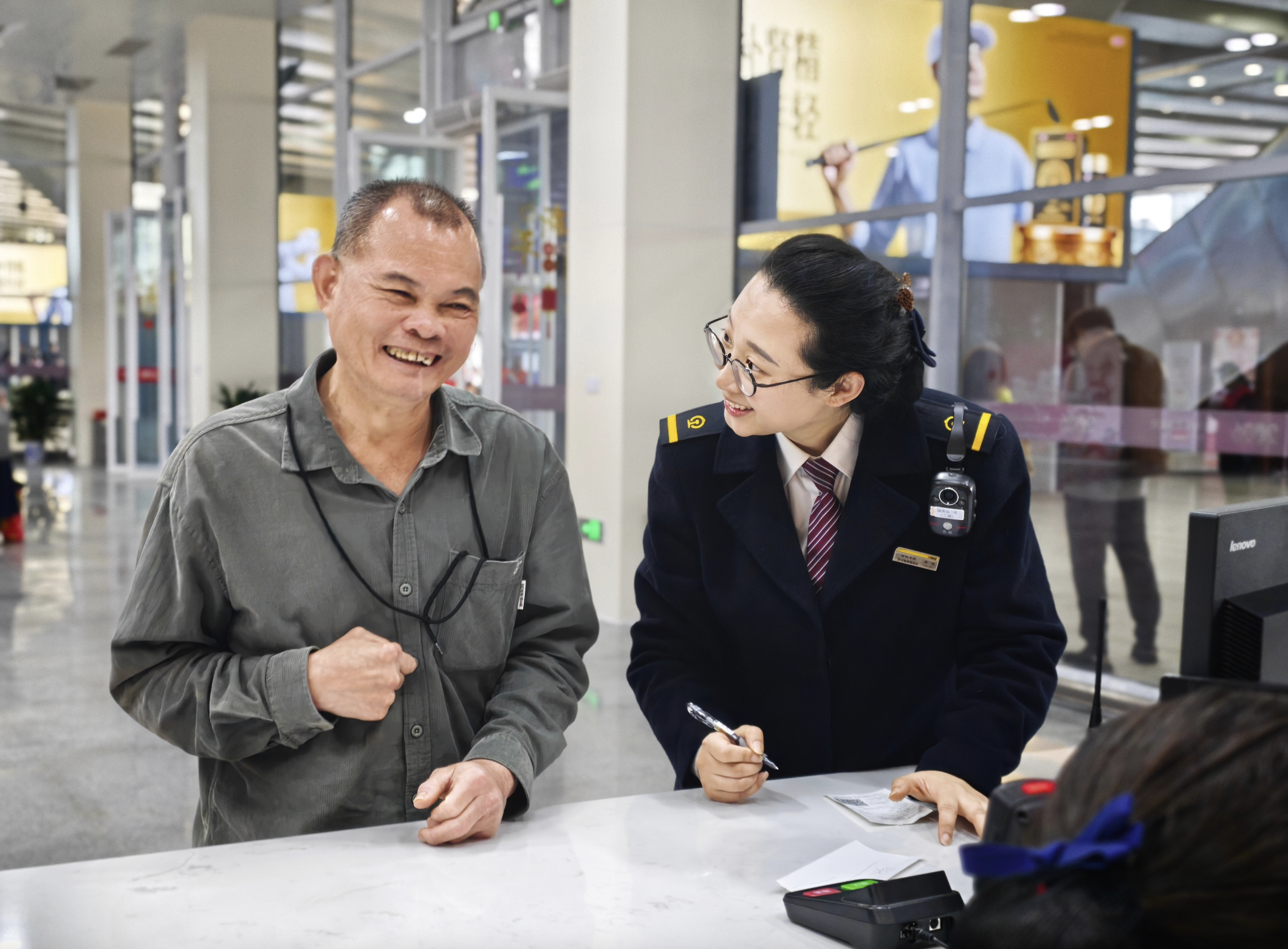 旅客三次竖起大拇指