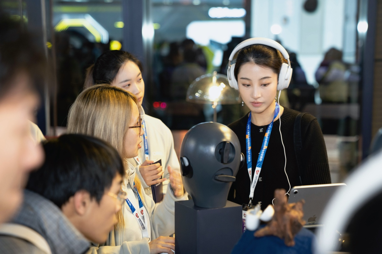 与Bose联合研发 Orka又为发布首款ANC主动降噪助听器O1 Pro