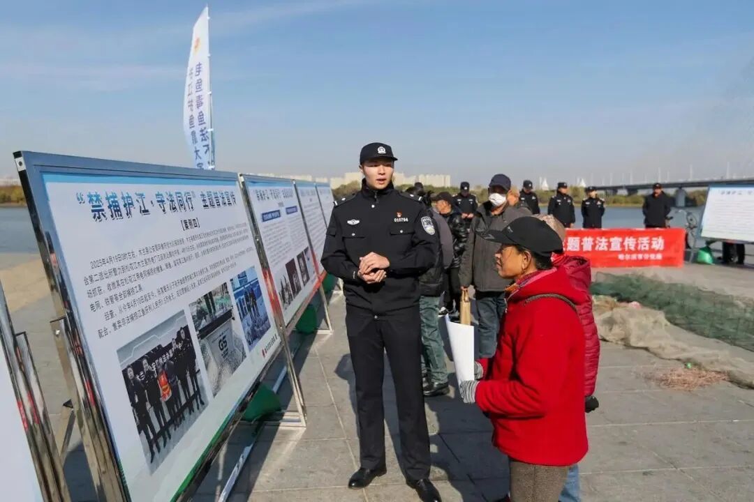 民警向群众进行水域生态保护宣传