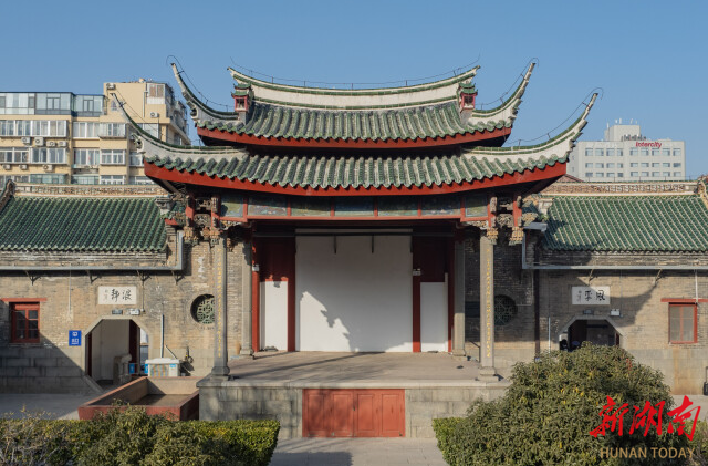山东烟台福建会馆戏台,台前石柱上刻着这副楹联。