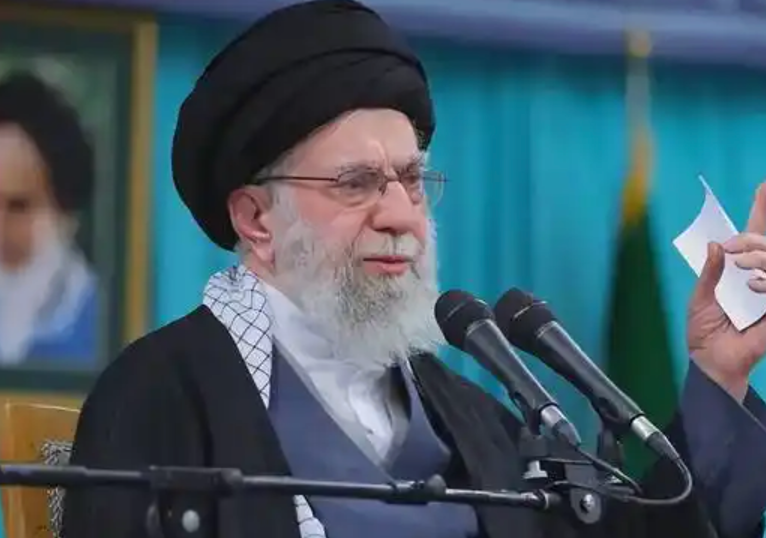 2026年2月28日上昼，伊朗最高首级哈梅内伊遭好意思以空袭身一火。此外，包括伊朗国防委员会布告阿里&middot;沙姆哈尼和伊朗伊斯兰立异卫队总司令穆罕默德&middot;帕克普尔在内的多名高官也在要紧中丧生。