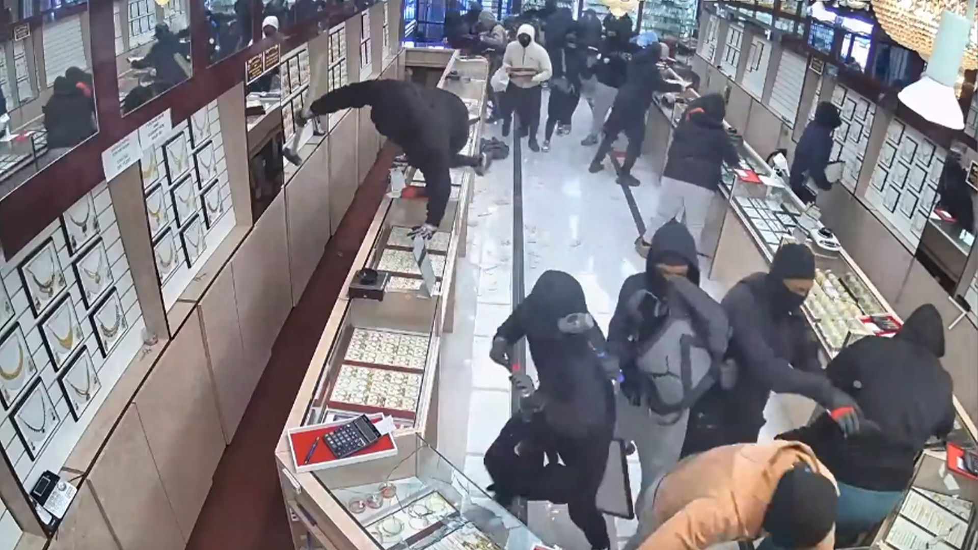 70秒洗劫170万美元！加州珠宝店被20人黑帮式扫荡，警方只能挑一辆车追，仅4人被捕