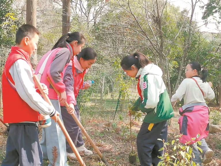 3月11日，南昌市豫章学校教育集团豫章路校区学生在教师带领下，走进江西省林业科学院，开展植树节实践活动。通讯员 王月鹄馨摄