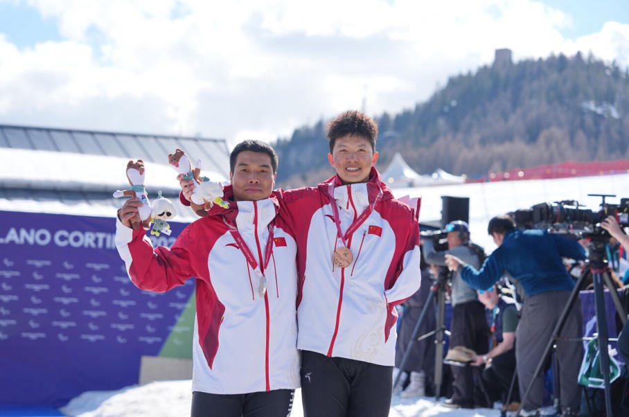 3月13日,王鹏耀(左)和江紫豪在赛后合影。 新华社记者 牟宇 摄