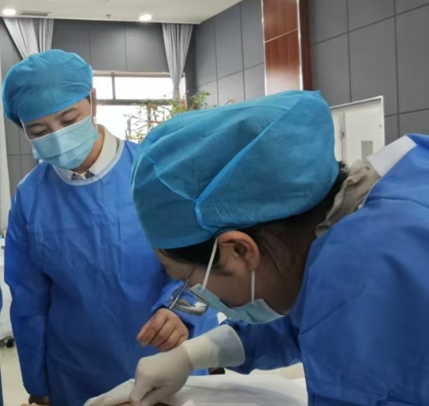 马小娟(左)指导护士