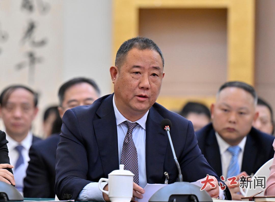 全国人大代表、江西省南昌市青山湖区湖坊镇进顺村党委书记、村委会主任罗来昌(王祺 摄)