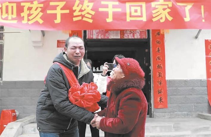 见到母亲后，郭军哭得像个孩子 通讯员供图