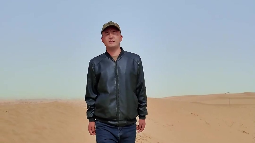 削丘平沙！新疆治沙播绿“铁牛”开路