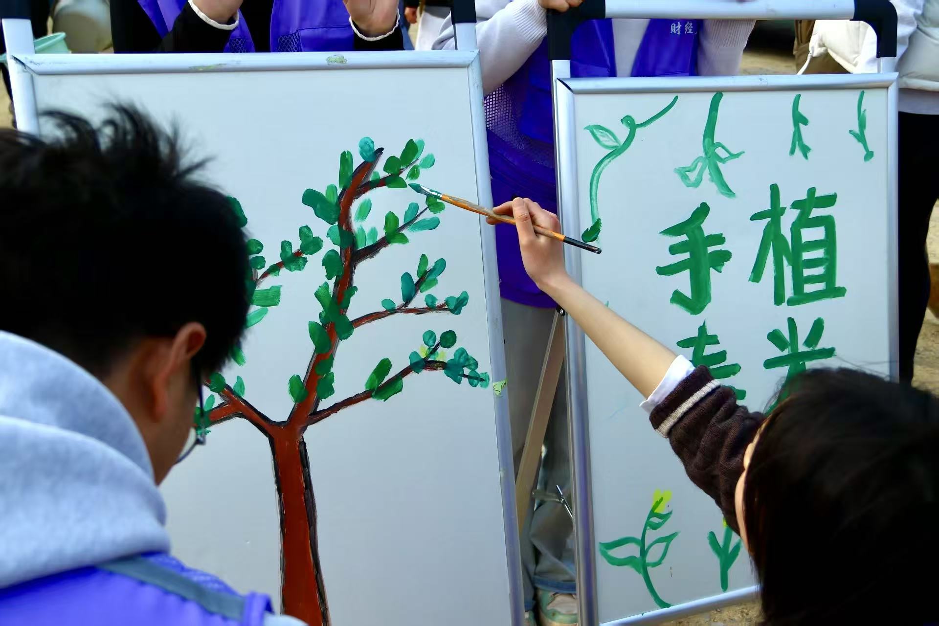 从校园到山野 郑州科技学院用“行走的团课”拥抱植树节