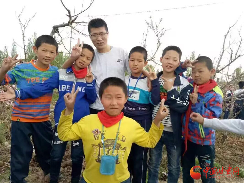 康宗文和同学们在一起