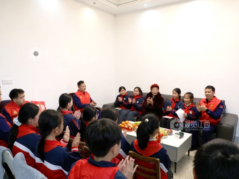 江西分宜：寻访身边榜样 传承雷锋精神（图）