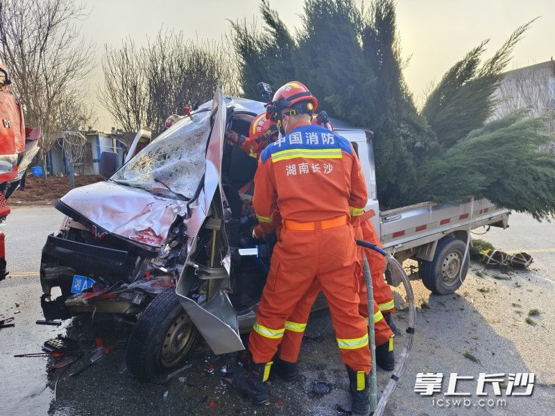 消防员正在救援被困人员。 长沙晚报通讯员 王磊 摄