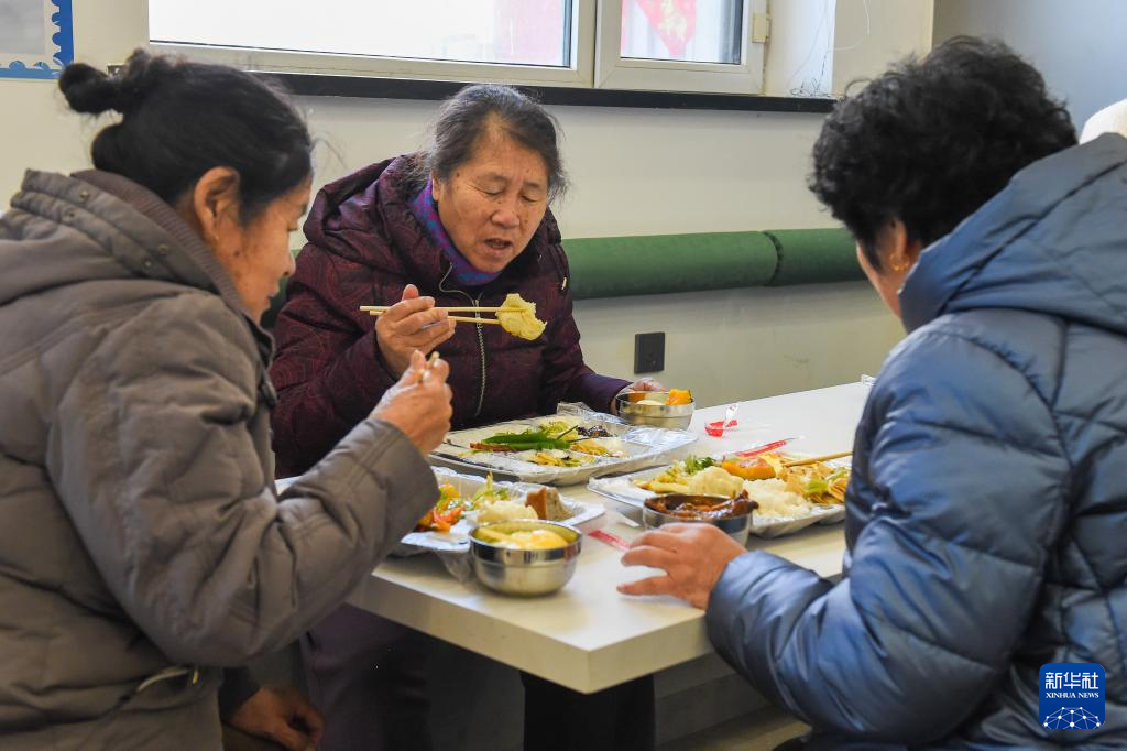 3月6日,老人在长春市朝阳区惠民社区幸福汇敬老餐厅用餐。