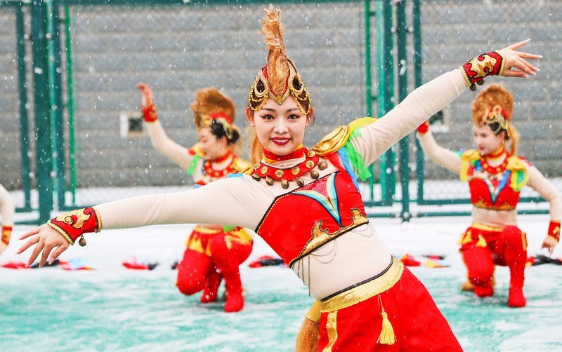 3月4日，张家口市文艺志愿者在表演节目。