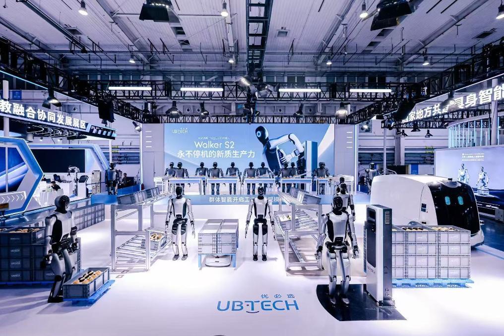 2025年,优必选公司展示人形机器人群体智能技术。新华社发