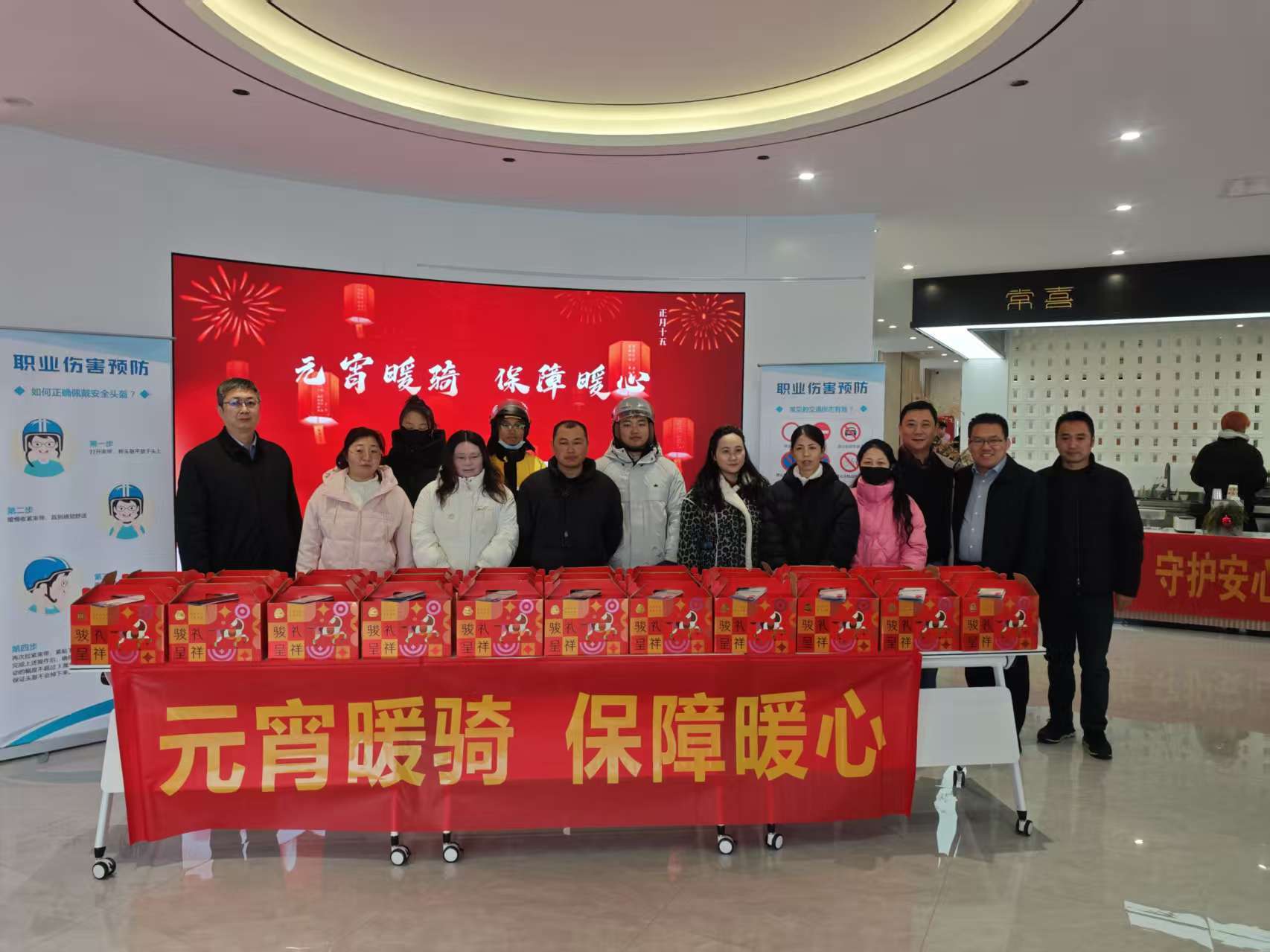 图：市民参加“灯谜藏权益 金融护万家”互动游戏