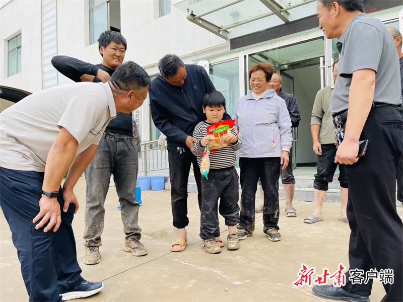 2025年8月26日,金川区突发暴雨引发山洪,中铁十局18名工人(含一名7岁孩子)租住房屋墙体被冲倒,被迫暂避金永高速桥下。金川区宁远村党委书记赵永龙,将18人全部带回村委会安置,为其准备矿泉水、方便面等生活物资。本文图片均由中共金川区委宣传部提供