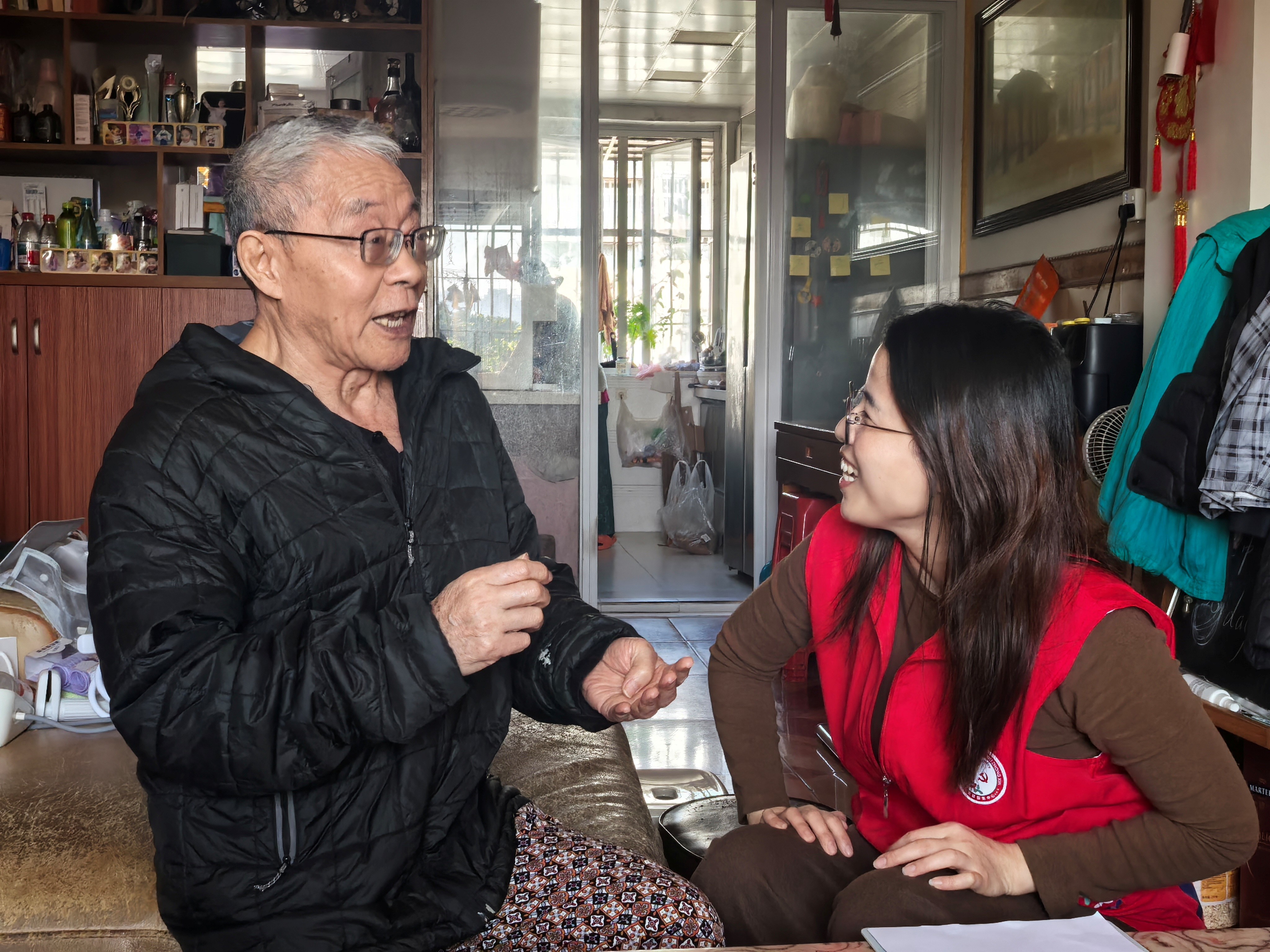 辖区党员向社区工作人员分享社区治理“六美一和”想法