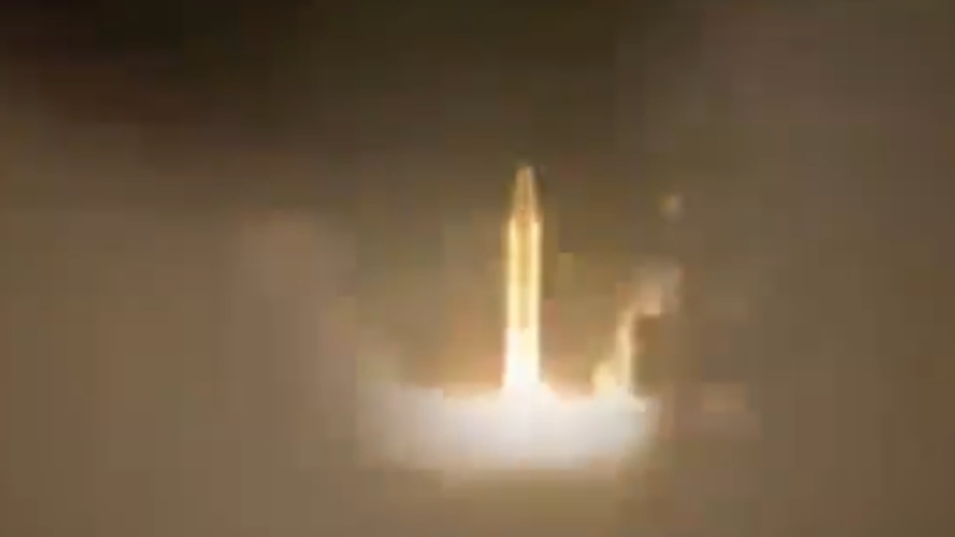 “在新任最高领袖穆杰塔巴·哈梅内伊的领导下，伊朗对以色列发动了第一波导弹攻击”