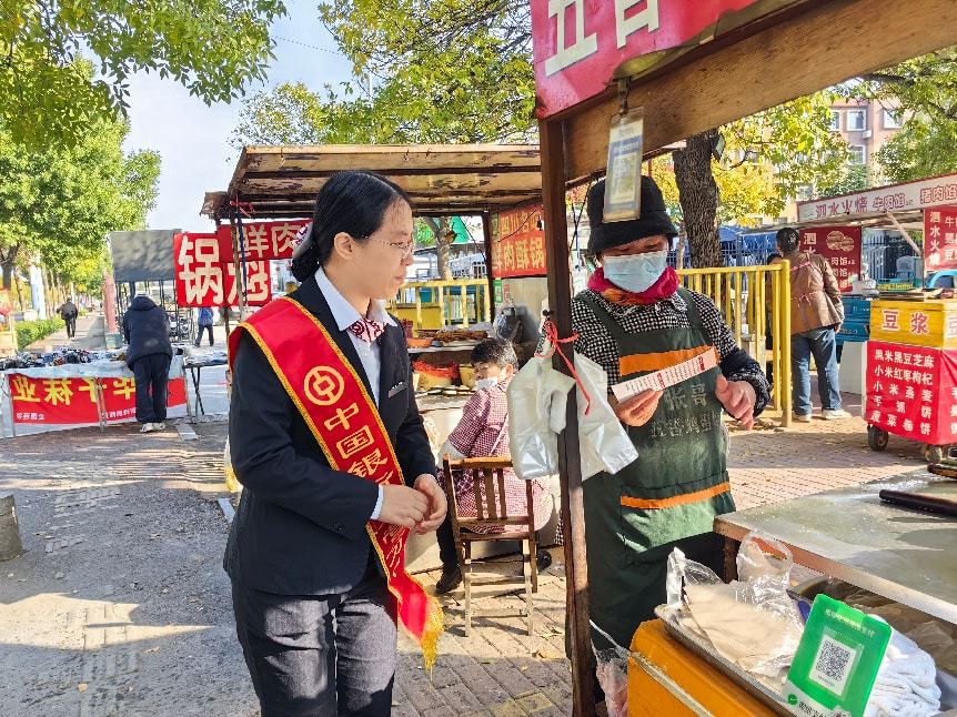 （中国银行东营分行走进街头，为市民送上定制“金融反诈大礼包”）
