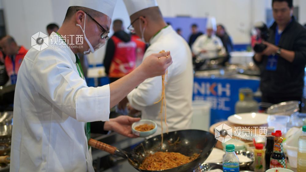 图为中式烹饪项目比赛现场。