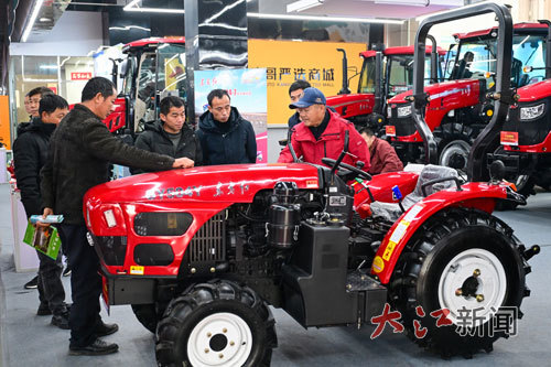 展销商向前来参观的农户介绍拖拉机。