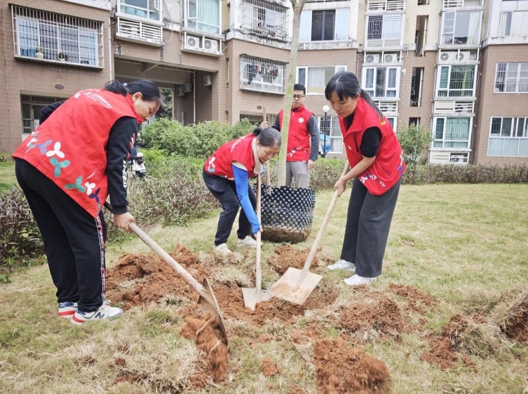 桃源添新绿・党群共植梦 ——桃源社区开展春季植树活动