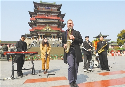 来自芬兰的爵士演奏家佩卡（前）与南昌本土乐队“陆上乐队”联手演出