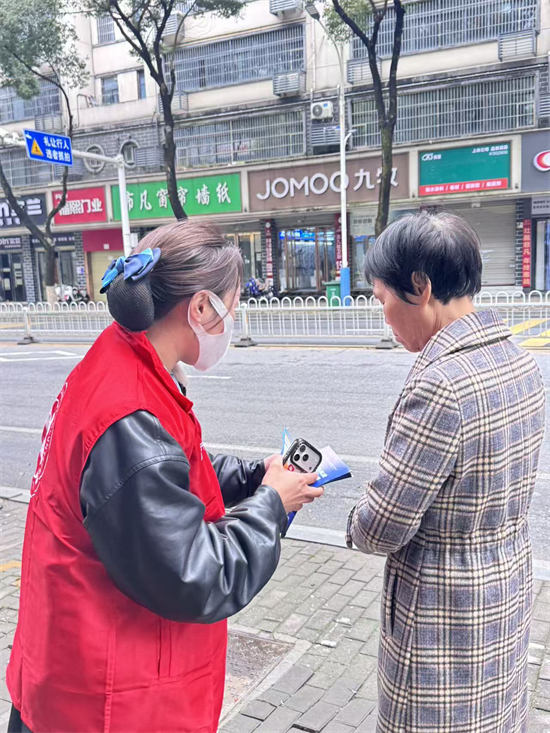 民生银行南昌县支行开展学雷锋综合宣传志愿服务活动