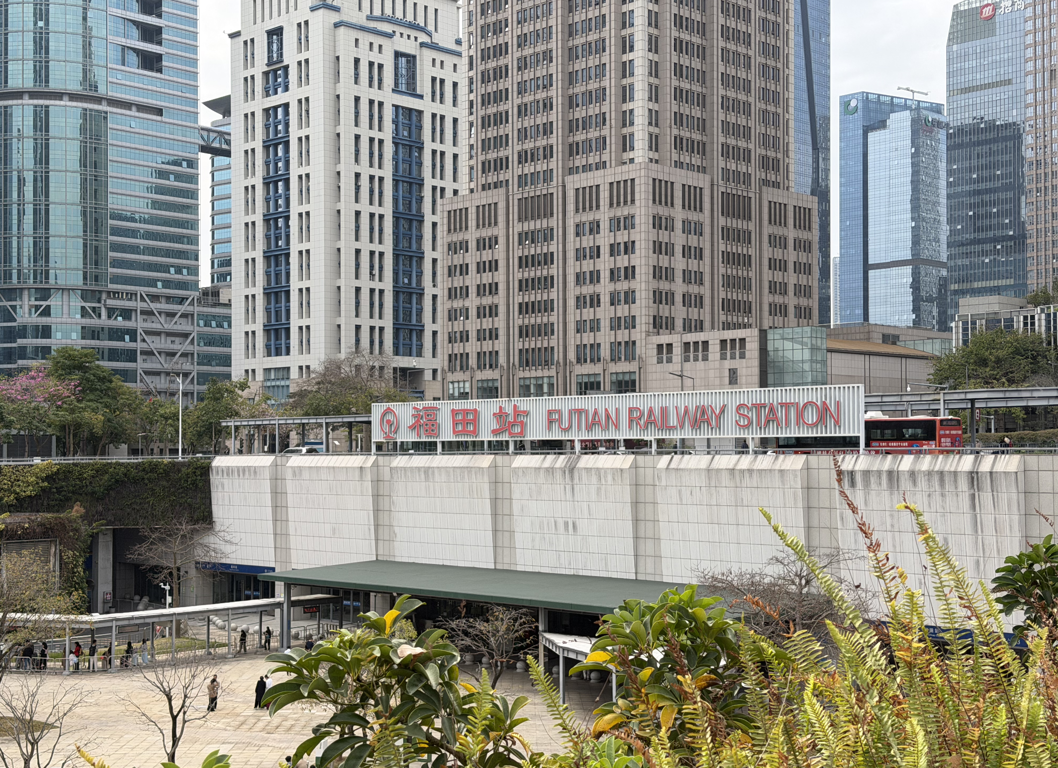 广深港高铁跨境客流破亿背后：日均近10万人次见证湾区融合