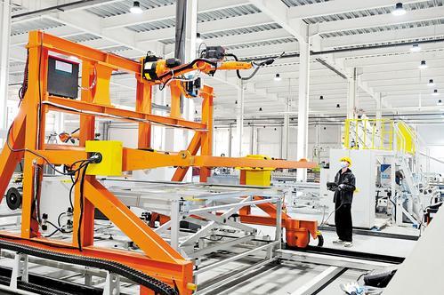 2025年11月21日，安平县共享智造工厂，工作人员操作自动化焊接设备生产护栏网。 本报记者 焦 磊摄