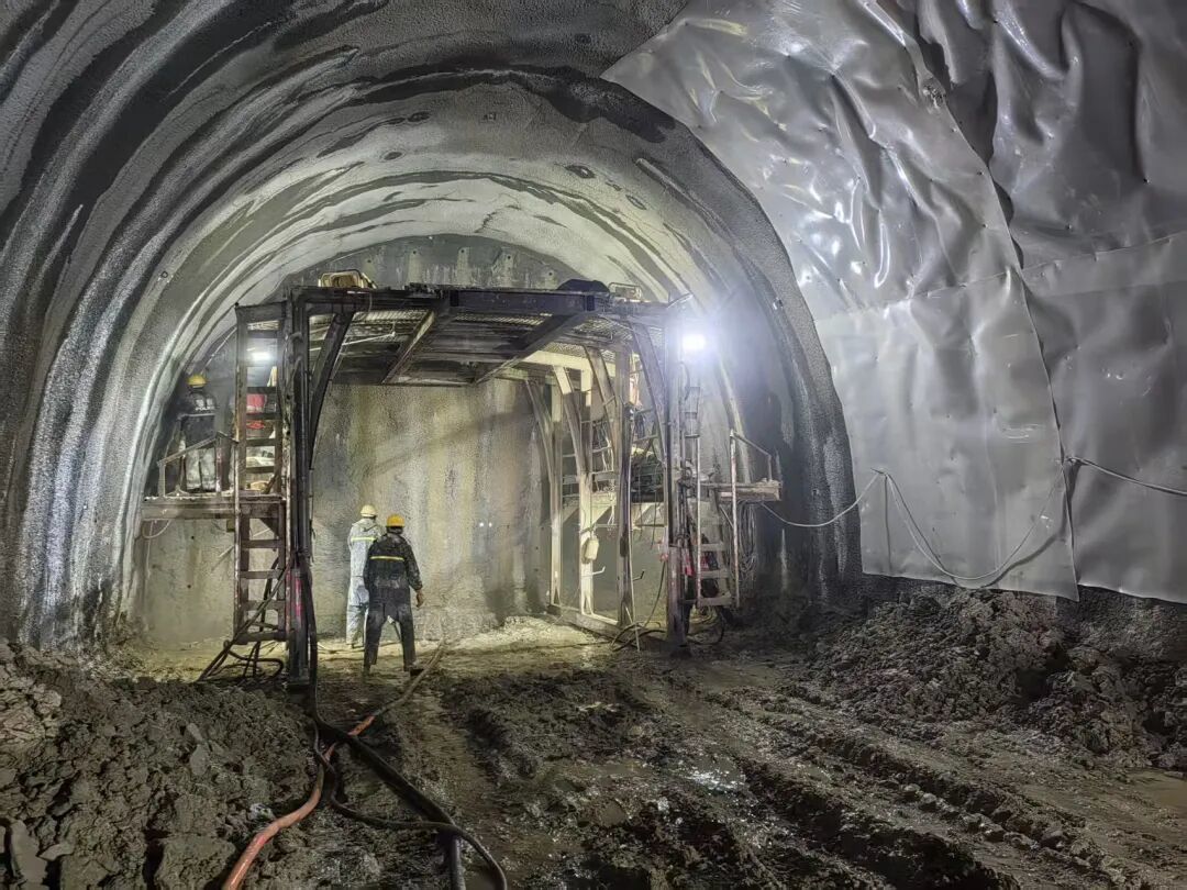 长王铁路工人们正在林王隧道斜井中进行开挖打钻工作