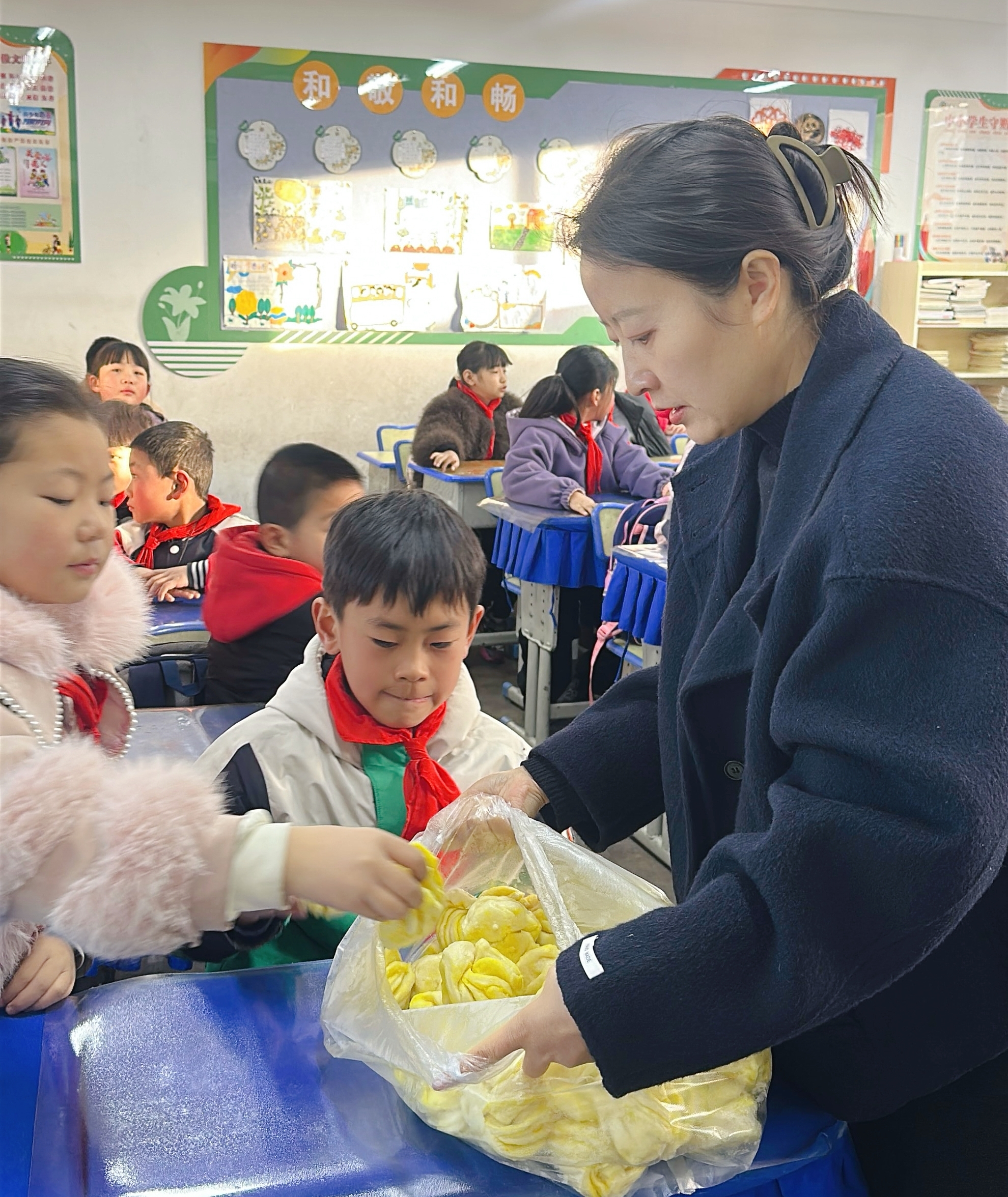 王艳为学生发早餐