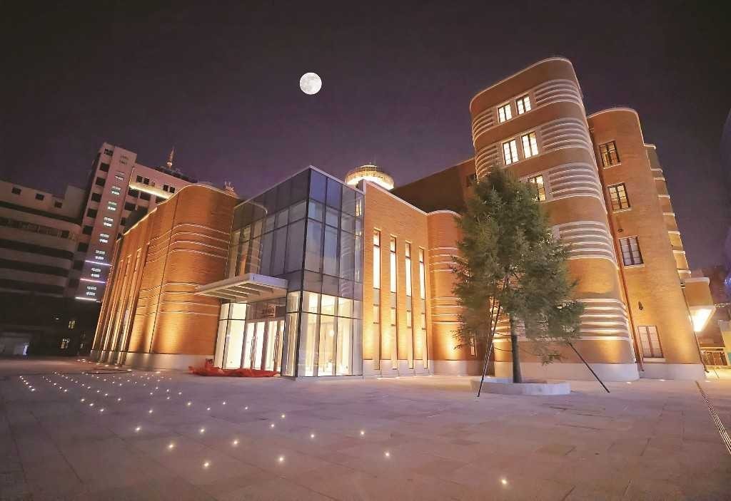 月光下的吉林省音乐厅。(潘硕 摄)