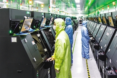 凯迅光电生产车间内，自动化设备高效运转，工人有序操作