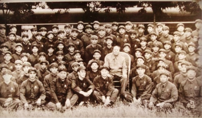 文革截止后，有东谈主感叹：如若主席身边的东谈主莫得被大转班，文革巧合会搞起来