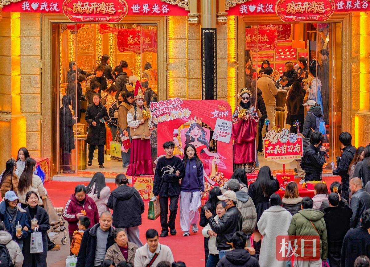 光谷步行街上，国际妇女节氛围浓厚