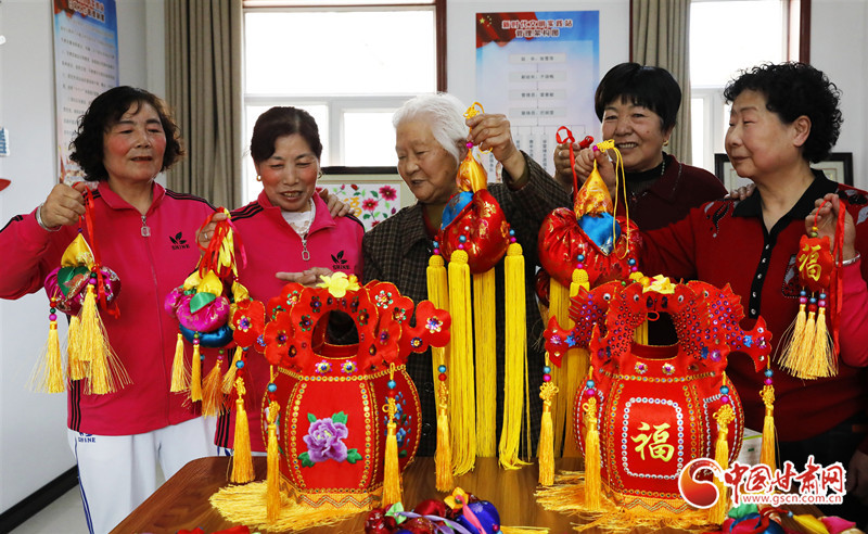 非遗传承人现场教授非遗技艺