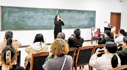 3月10日，河北省群艺馆青年夜校老师在教学员们吹陶笛。 本报记者 史晟全摄