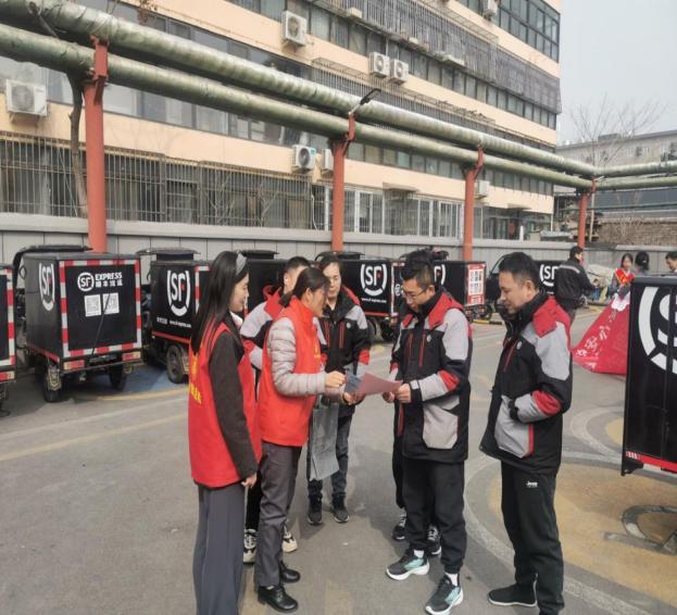 广发银行济宁分行针对快递与全体开展金融知识教育宣传活动