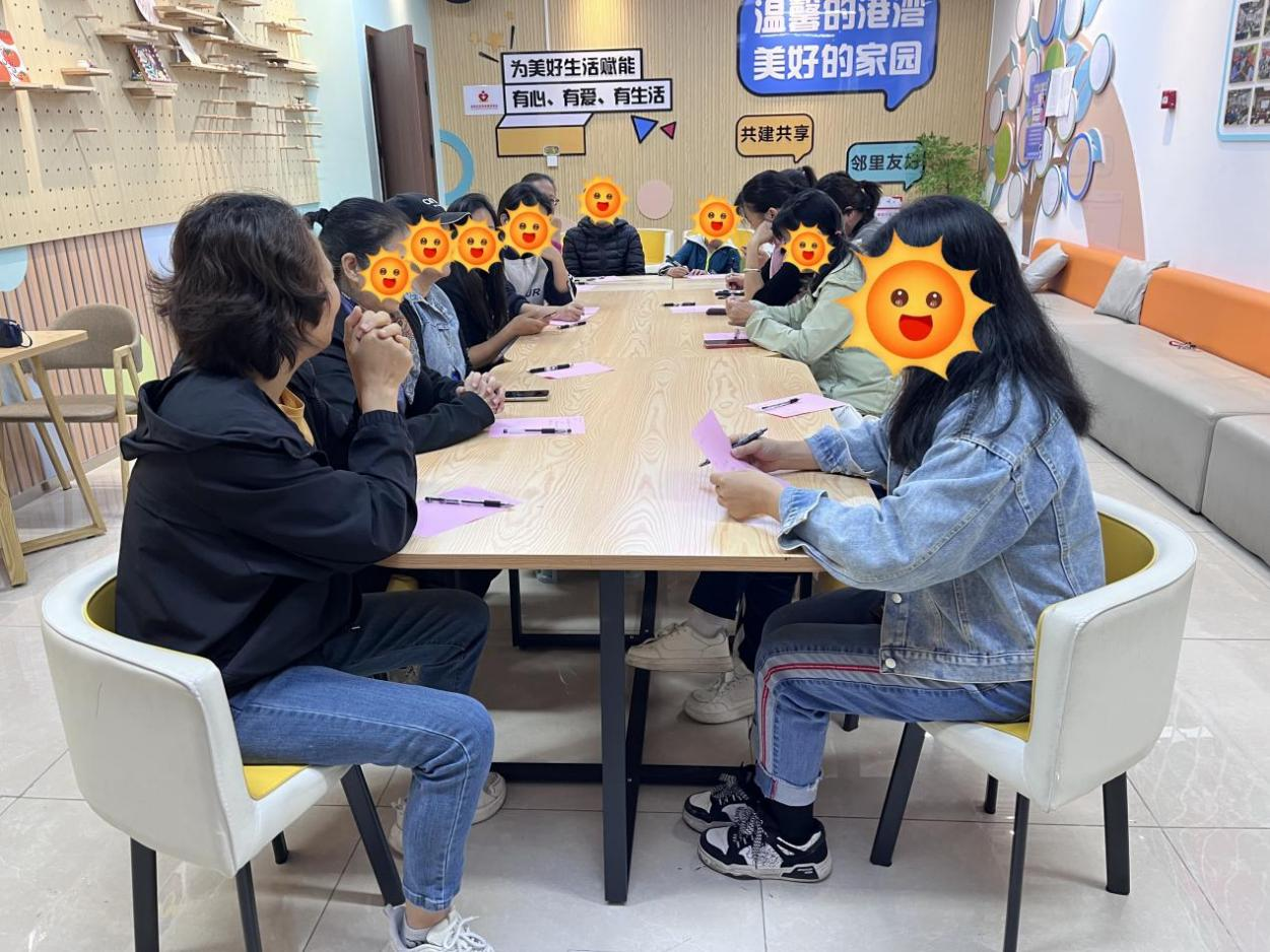 图一：参与者们正在轮流自我介绍，并郑重分享着自己的三个优点。