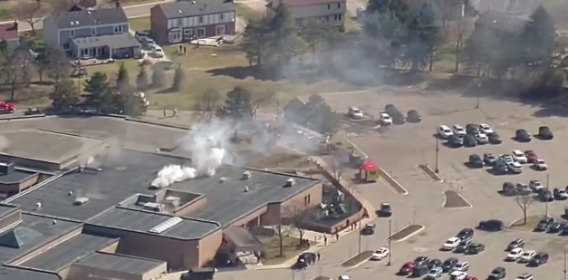 美国一犹太教堂遭车辆冲撞，现场发生枪战